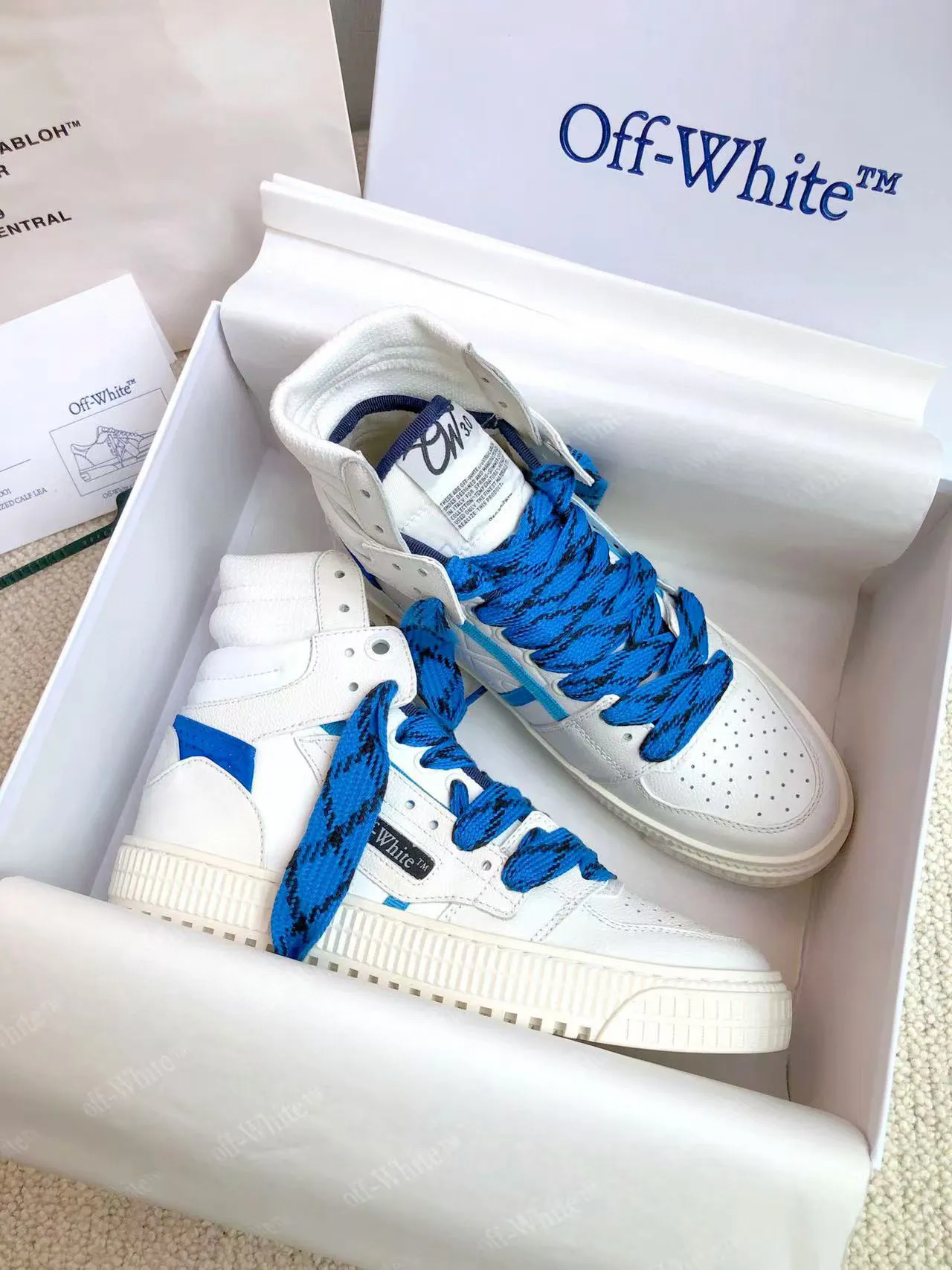 Men's shoes💰620 OFF WHITE ⚡️Couple style⚡️🍓New color🍓 The latest spring model of Gaobang street casual Martin style masterpiece, released the highest quality version on the market 👊 Series original mold opening, original lasting, production technology 1:1 original ➰🔜The best choice for more and more celebrities and Internet celebrities🔸In the classics Changes in the code🔸Innovate in the trend🔸Strive to break away from the shackles of bad street design🔝Although he is not the originator of fashion design, he is definitely a shining dark horse in avant-garde design🐴🆙Do not follow the trend🔅Not universal beauty🔅 Fabric💯First-layer cowhide Lining💯Imported skin-friendly and environmentally friendly polyester mesh Foot pads💯Original molded high-elastic environmentally friendly molding pads Midsole💯Original sleeve lasting process Outsole💯Rubber outsole Packaging💯Official website synchronizes a full set of packaging (brand wrapping paper, brand certificate, brand bag) code number 35-44, 45 customized